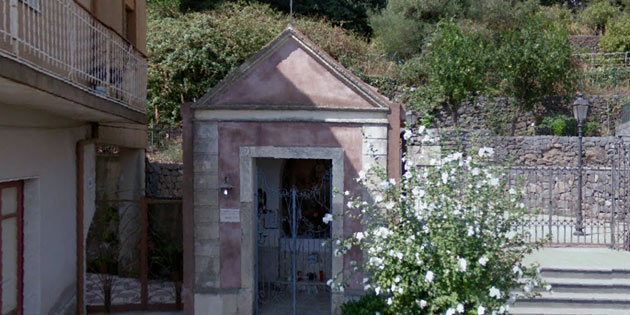 Altar and cave of the Apparition in Valverde
