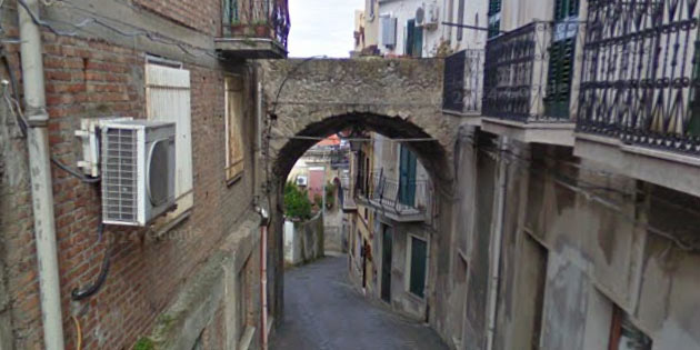 Porta di Sotto alle Carceri a Monforte San Giorgio